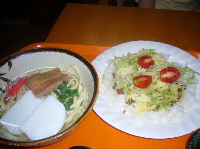 続いて国際通りで夕飯。<br /><br />雨風が凄かった為、適当な所でお店に入り<br />初めての沖縄料理。<br />ソーキそばとタコライスを食べました。<br />