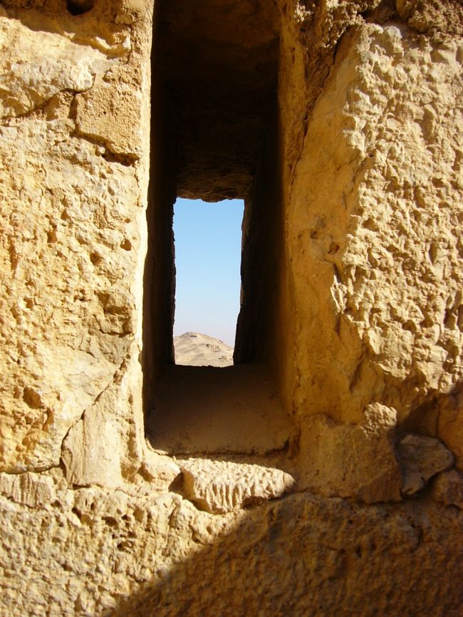 私たちが訪れたエラベル家の墓は、上まで登ることができました。小さな窓？があって、そこから外を見ることができました。けっこう高いです。