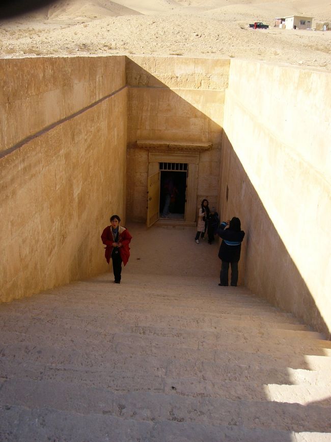 つづいては、地下式墓です。３兄弟の墓と呼ばれています。内部は撮影禁止でした。