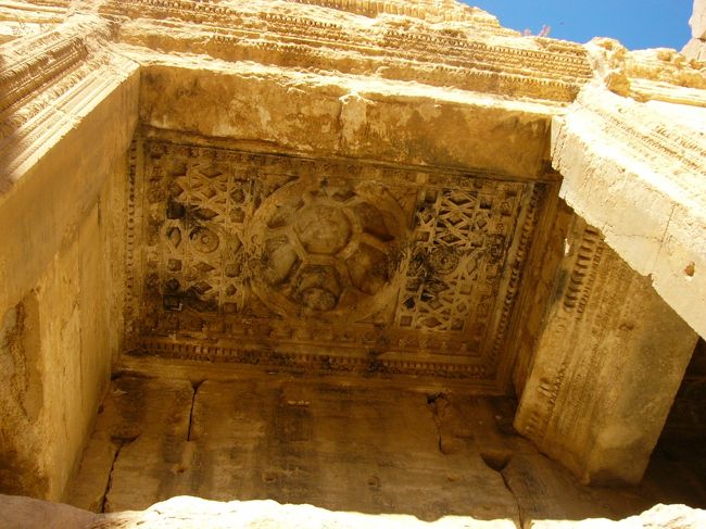 左側の神殿の上部を取りました。細かな模様がありました。