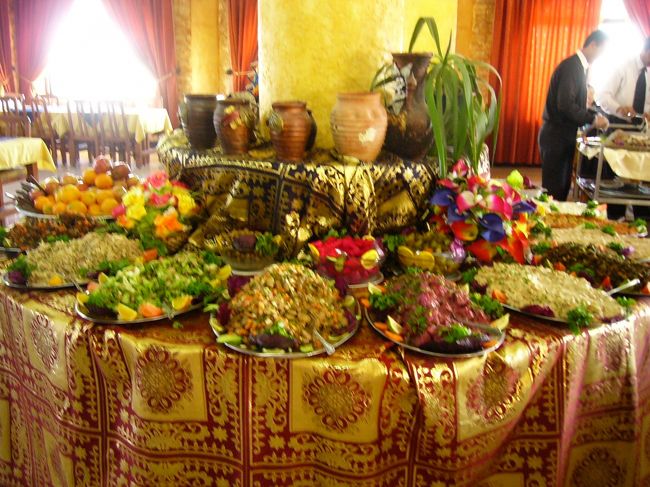 ここで昼ごはん。ゲートオブパルミラというレストランです。いつものごとく、たくさんの前菜です。