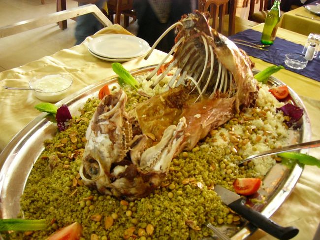 メインは羊（ラム？）の丸焼きです。周りは麦ご飯とヘルシーです。中東はけっこう羊を食べるのかな？羊が苦手な人はちょっと大変かも。