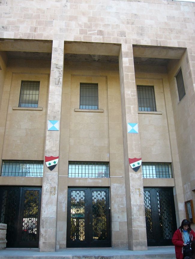 ここはパルミラ考古学博物館です。パルミラで発掘されたものが展示されています。ODAで日本から寄付された立派なケースの中に展示されていました。そして、日本のNHK探検ロマン世界遺産で放映されたパルミラ遺跡の番組のDVDが流れていました。それをじっと見ていたのは別グループの日本人。かなり見入ってた。