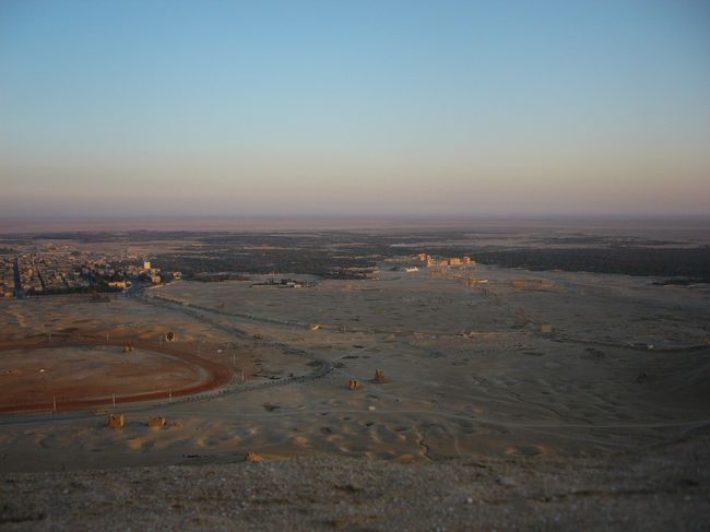 さて、夕暮れが近づいてきました。夕焼けがきれいに見えるアフブ城へ。けっこう高いんですよ〜ちなみにパルミラは現大統領が大好きな場所で、大統領のために道路を整備したみたいで、すごく広くて平らでした。