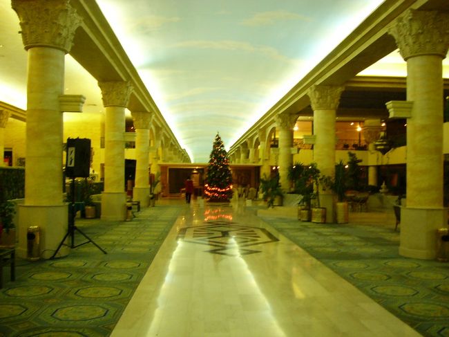 ホテルのロビーです。なんとなくパルミラ遺跡の列柱通りのような雰囲気がありますよね？