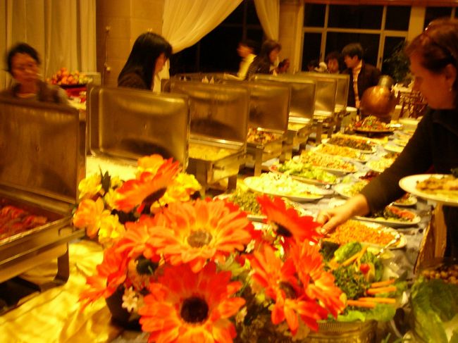 ちょっと見づらいんですが、前菜にメイン。たくさんの数がありましたよ。