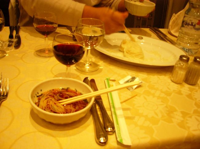 プラス添乗員さんから（というか旅行会社か？）のサービス、そうめんです。なんでも社長がそうめん好きだとか・・・・そこまでしてくれなくてもいいのに、でも、あっさりした和風テイストにお箸が進みます。