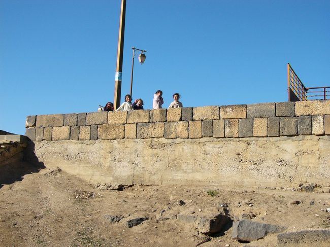 ボスラ遺跡に到着しました。地元の子供達が「ハローハロー！」ってずっと手を振ってました。かわいい。