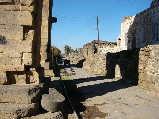 ボスラ遺跡の特徴は、その色。石が黒いので（玄武岩）黒っぽい遺跡なんです。