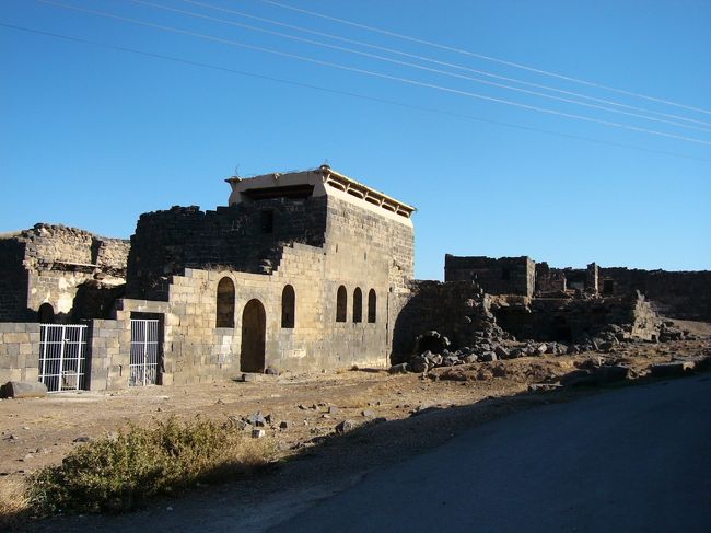 遺跡の中に人が住んでいます。ちゃっかり窓なんてつけちゃって・・・・こんなふうに人が住んでいる遺跡は多いみたい。発掘や調査のために移動させたというケースも多いようです。