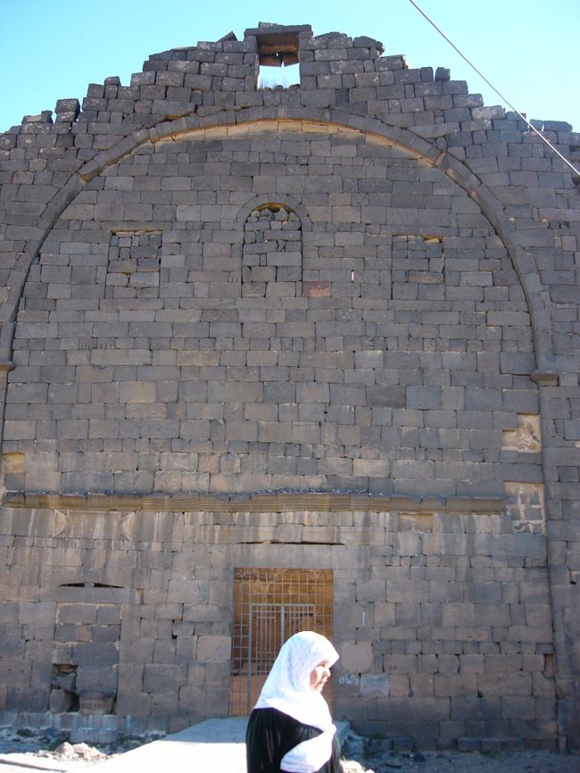 地元のお姉さんが映っちゃいましたが、こちらは教会です。（記憶が確かならば・・・）キリスト教徒もいたんですよ〜