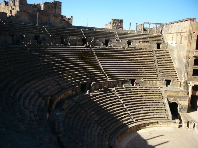 すごく大きいです！保存状態もかなりいいそうです。15000人収容。その昔は身分別に座る場所が決まっていたそうな・・・現在も使われている劇場です。