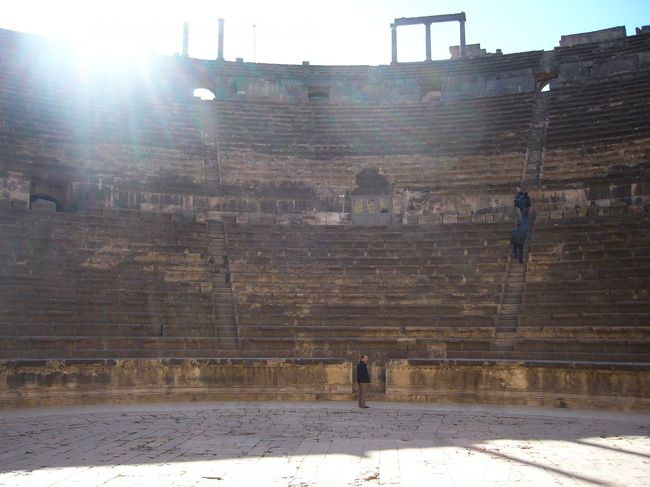 ステージから客席を見上げます。