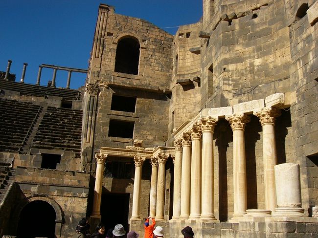 ステージの柱です。ここは白いですね。こちらの白い岩は石灰岩です。白と黒のコントラスト。