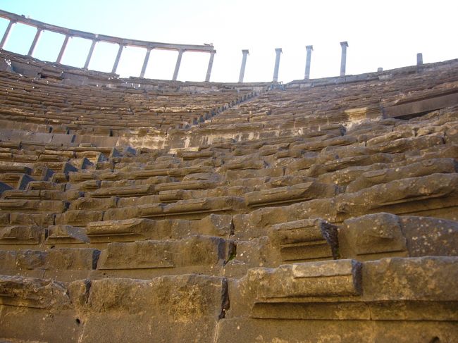 すごく高いですよね？15000人収容ながら、出口が多いのでみんな5分以内に出ることができるそうな・・・