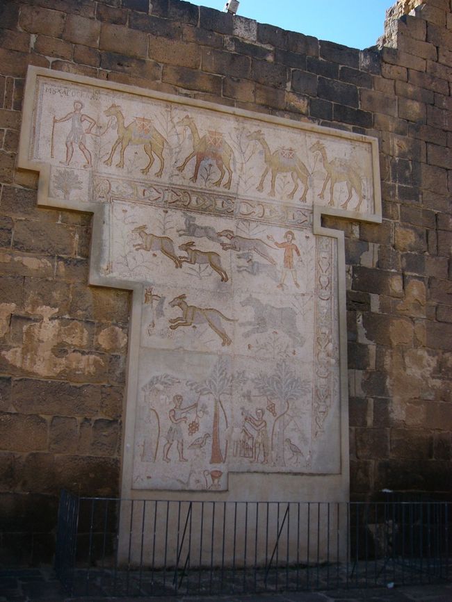 劇場の最上階からステージへ向かう途中にあったモザイクです。