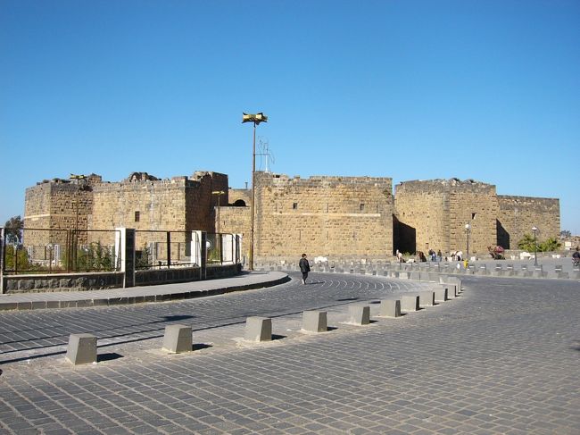 外からはこんな感じ。大きなローマ劇場があるとは思えないんだよね〜〜隠してあるようにも見えます。<br />　さて、これからはシリアからヨルダンへの国境越え。ヨルダン→シリアへはあっさり入国できるらしいが、シリア→ヨルダンはけっこう面倒みたいです。<br />私たちも全て終えるのに1時間以上かかりました。ヨルダン入国がめんどくさい。バスに積んだスーツケースもエックス線に通すし、女性は身体検査があるし。（この日は免除だった。ラッキー♪）自家用車の人もトランクから車内からくまなくチェックされていました。