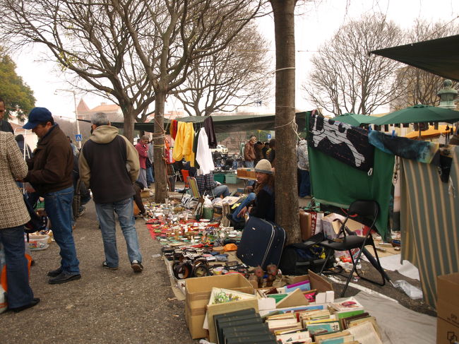 迷いに迷ってようやくたどり着いた泥棒市。<br />売っているものは、・・・ガラクタばかりだけど、<br />ひやかしてるだけでも楽しい。
