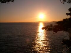 桂浜の龍王岬展望台からの夕日。日の入りまではまだ時間がありそうでした。