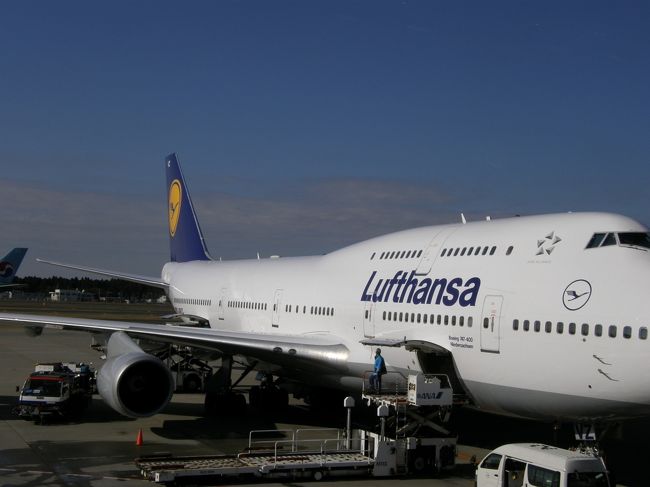 今回もお世話になりました、Lufthansa。<br />フランクフルトまでは12時間弱の快適な旅。<br />搭乗の際に後部座席の人から順に機内に案内していました。<br />合理的で良いですな。