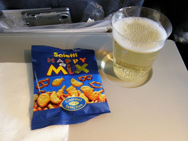 機内食の前のドリンクサービス。<br />ルフトハンザなのでドイツのゼクト(スパークリング)をチョイス。