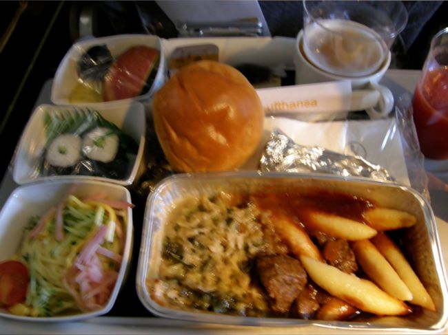 お待ちかね(?)のグラーシュ。<br />ちょっと濃い目の味付け。<br />なぜか冷やし中華がついていました。