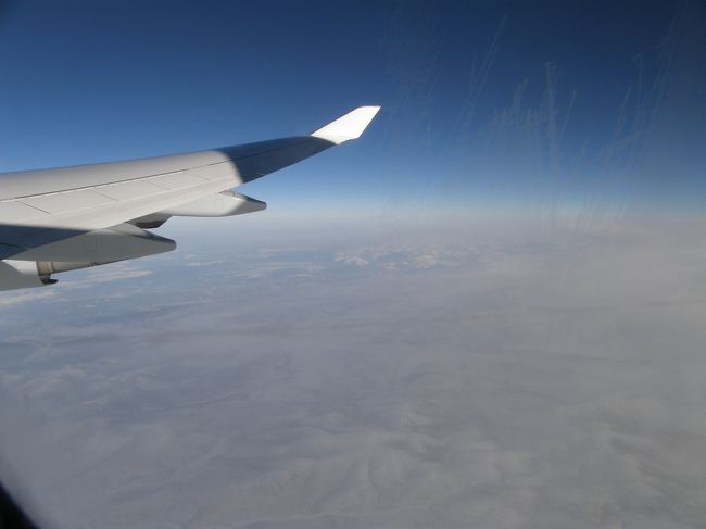 機内食もいただいて少し機内探検をしていたときにパチリ。<br />すばらしい景色ですねぇ。