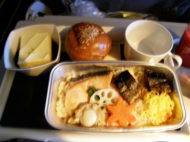 2度目の機内食。<br />鮭の炊き込みご飯でした。<br />とても品の良い味付けでした。