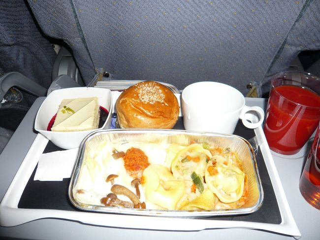 相方の2度目の機内食。<br />メインはトルテリーニのクリームソース添え。