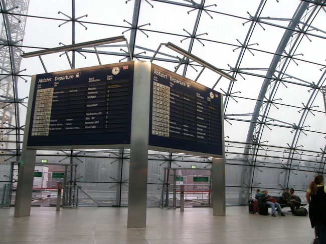 懐かしいフランクフルト空港駅。<br />途中、エスカレーターが止まっていたりでスーツケースを抱えて階段のぼりなど試練か?!なこともありましたが何とか無事到着。<br />この写真ではわかりにくいけど外は土砂降り。