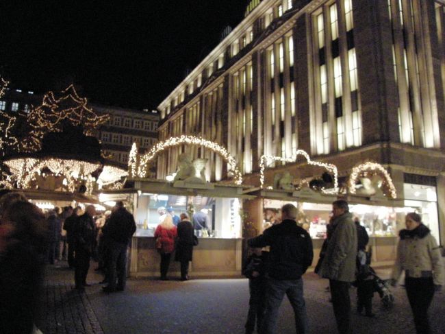 U-Bahnの駅を出てすぐの景色。<br />懐かしのクリスマスマーケット！<br />平日でマーケットが始まってすぐだったためかそれほど混雑していない様子。
