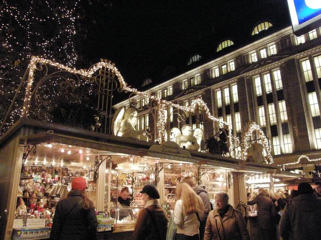 クリスマスのグッズのお店。<br />屋根飾りが天使ですね。