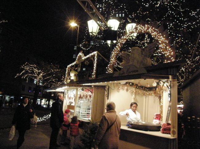 こちらも屋根飾りが天使。<br />お菓子のお店を親子で物色中。