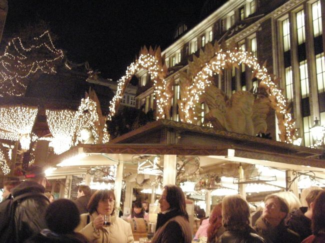 待ってました、グリューワインのお店。<br />ここも屋根飾りが天使ですね。