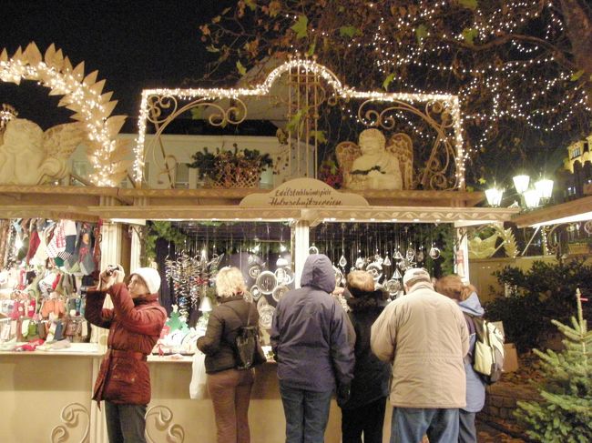 オーナメントのお店。<br />地元の人も写真、撮るんですね。