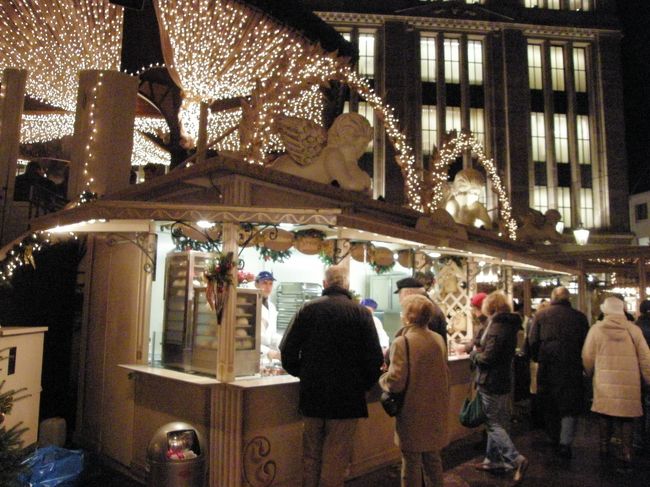 ダンプフヌーデルンのお店。<br />じつは2階席があります。<br />カップルだらけでしたー。<br />おなかいっぱいじゃなければ試してみたかったですなぁ。