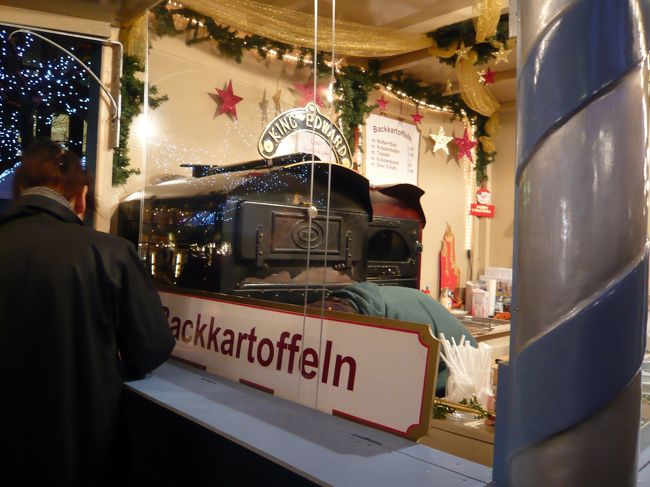 焼きじゃがいものお店。<br />雰囲気のあるオーブンだったのでぱちり。