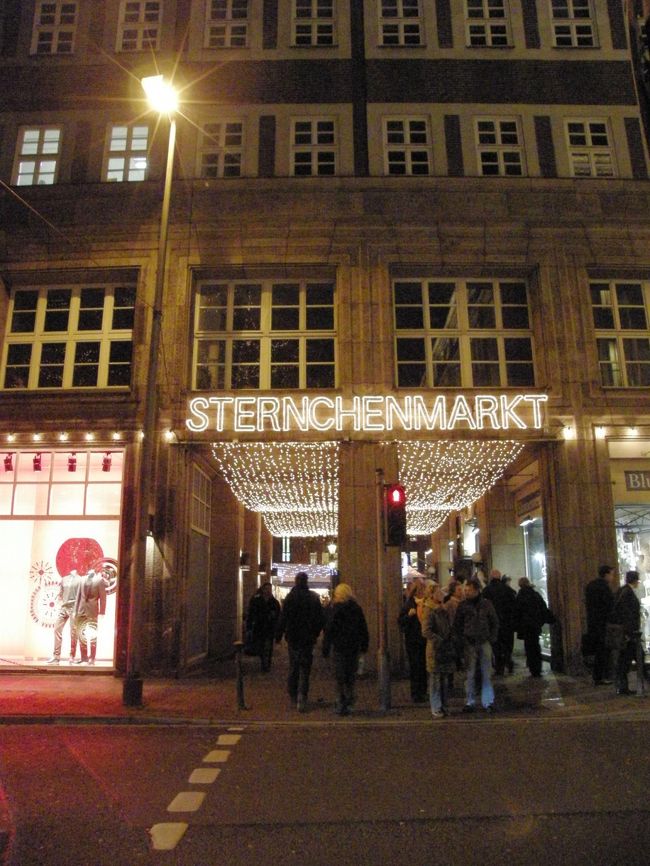 すぐそばにもう1つマーケットがありました。<br />Sternchenmarktの入り口。<br />文字通り星がモチーフ。