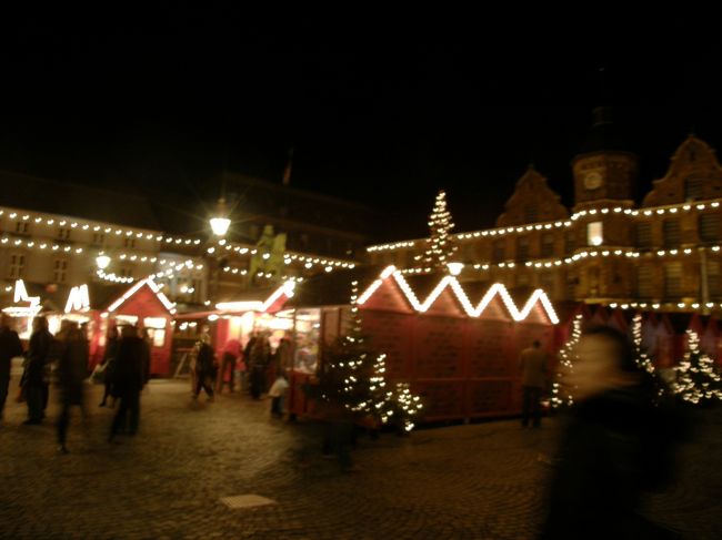 市庁舎前のマーケットに到着。<br />それにしても…ひどいピンボケっぷり。