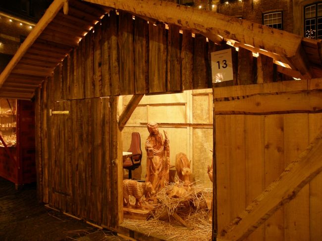 市庁舎前のマーケットのクリッペ。