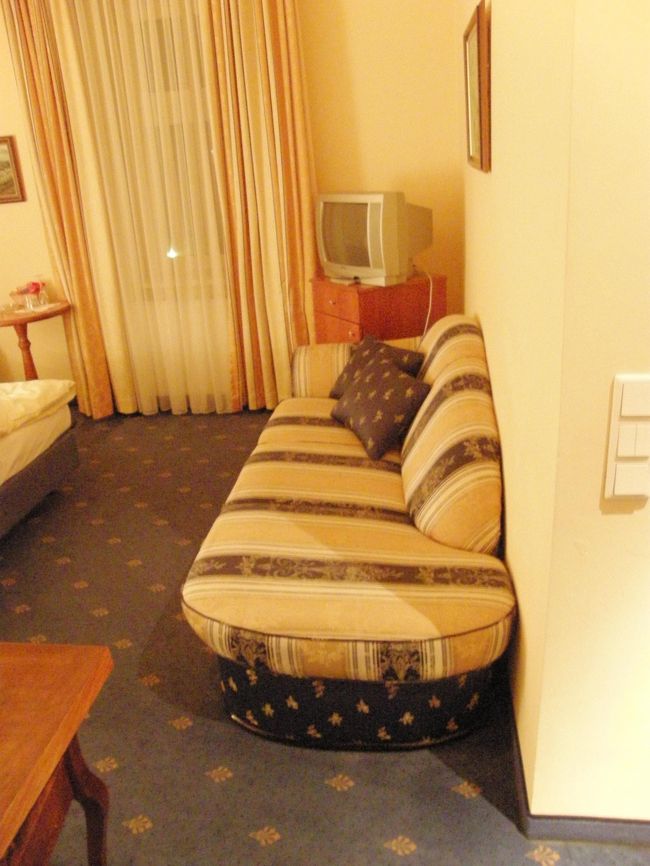 ゆっくり寝てしまえそうなソファまでありました。