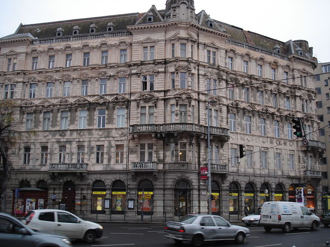 昼間撮影。<br />宿はこの建物の一室のため、１階にあるブザーを押して中に入れてもらいます。外に看板等はありません。この建物の向かいのコンビニの店員に聞いたけど知りませんでした．．．