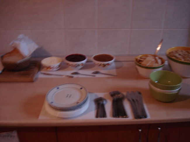 宿の朝食。パンと飲み物程度だけど僕には十分。きれいに並べられた、ナイフやスプーンやお皿。そういった管理が行き届いているので安心して過ごせました。