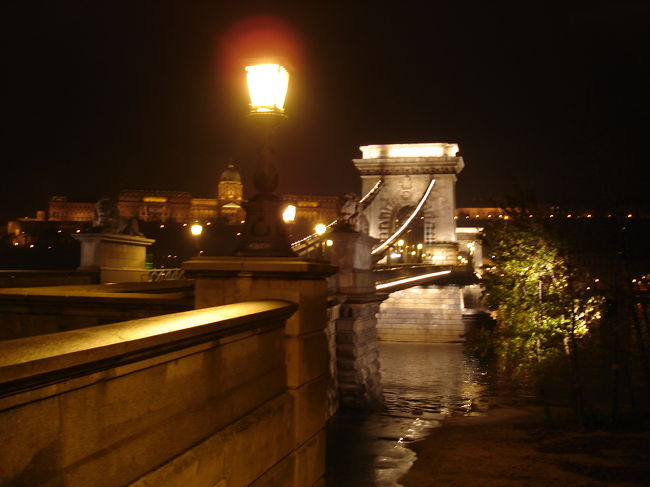 ブダペスト滞在は約２４時間。<br />宿到着後、早速くさり橋へ。<br />