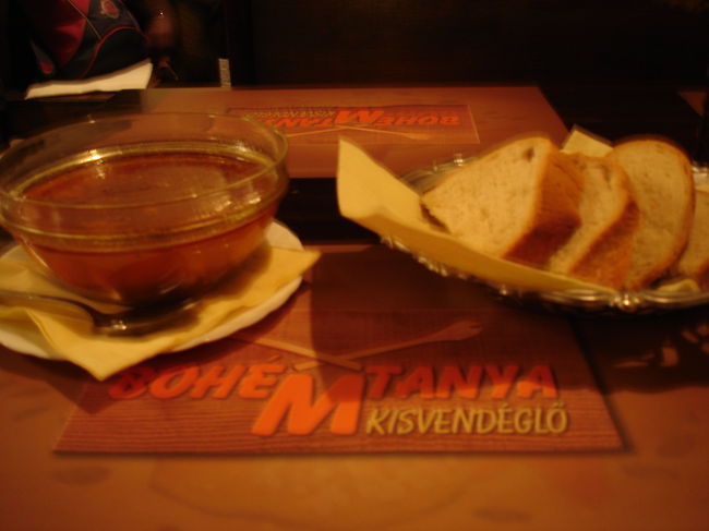 夜ごはんにハンガリー名物のグヤーシュ。<br />