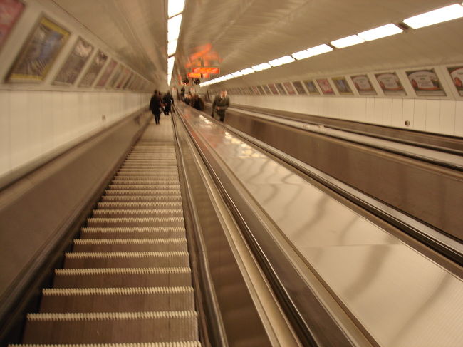 地下鉄とバスを乗り継ぎ王宮の丘へ。<br />一日券は便利です。バス、地下鉄、トラム、郊外電車も乗れるし、すぐ元を取れると思います。１３５０フォリント。