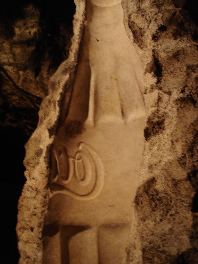 地下宮殿にあったオブジェ。<br />どう見てもコカコーラのビンの型。<br /><br />謎だ！<br />どなたかご存知の方、ご一報ください。