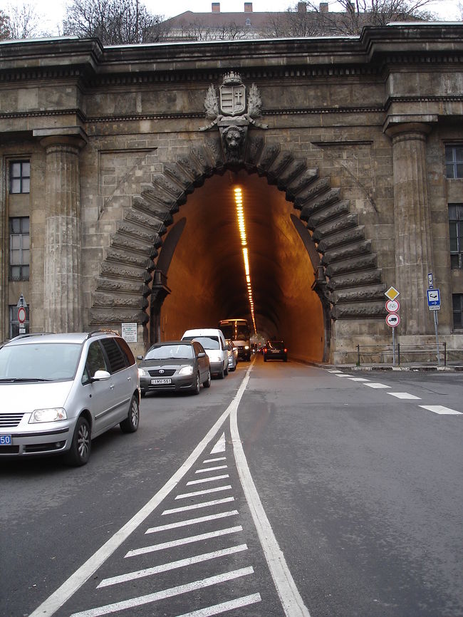 丘を貫くトンネル。