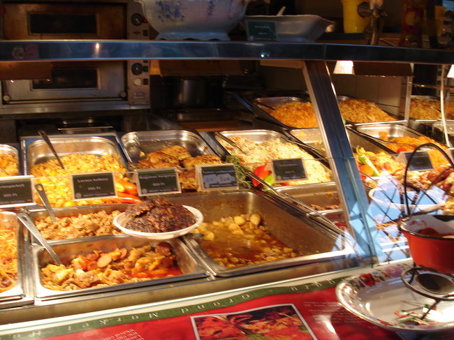 市場で食事。得意の指差しで。