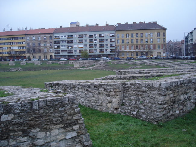 地○の歩き方に載っていたローマ円形競技場。<br />正直、行く価値なしです。しかも治安がやや悪い印象。